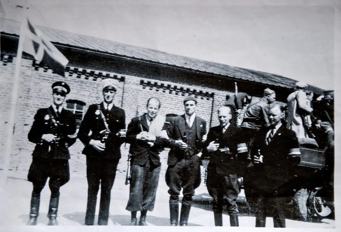 Glæde efter befrielsen. Kai Bosack iført uniform står som nummer to fra venstre sammen med øvrige modstandsfolk.