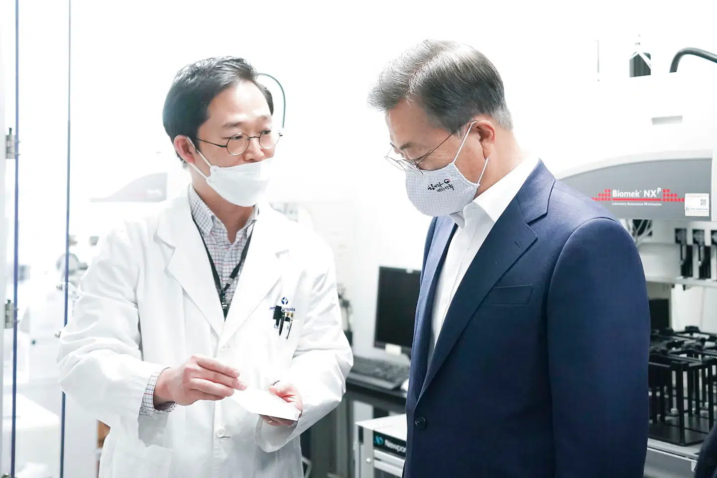 Den sydkoreanske præsident, Moon Jae-in (th.), tog hurtigt affære for at hindre spredningen.