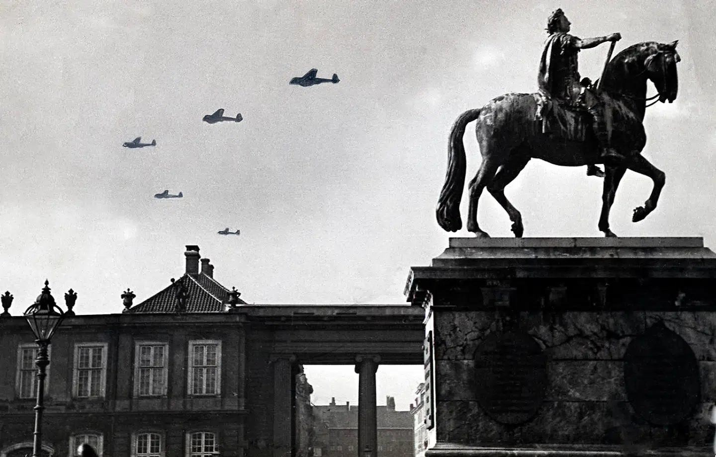 Tyske fly over Amalienborg i København om morgenen den 9. april.