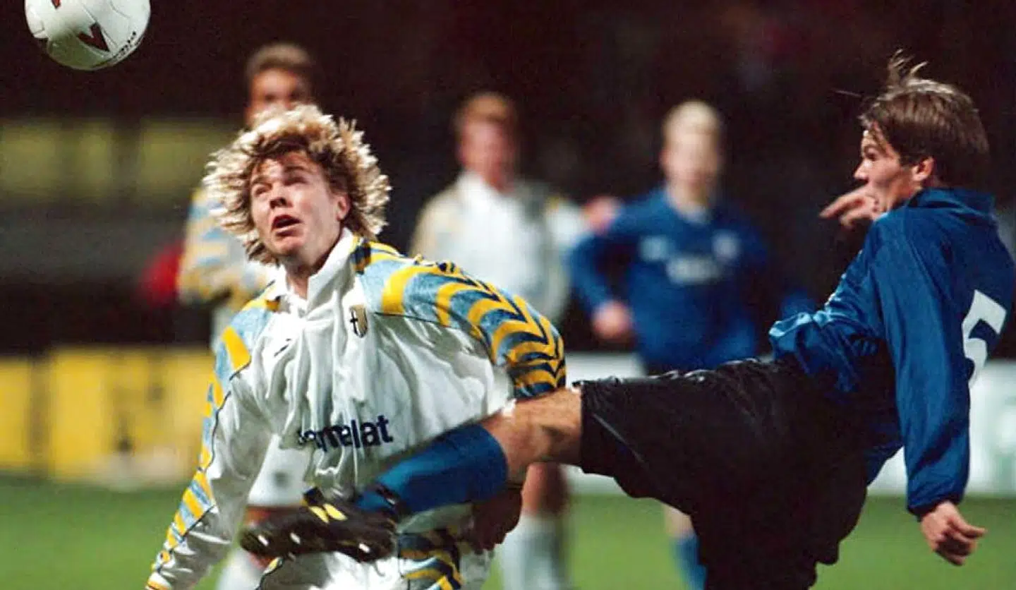 Tomas Brolin (tv.) i duel mod den tidligere Arsenal-stjerne Fredrik Ljungberg (th.).