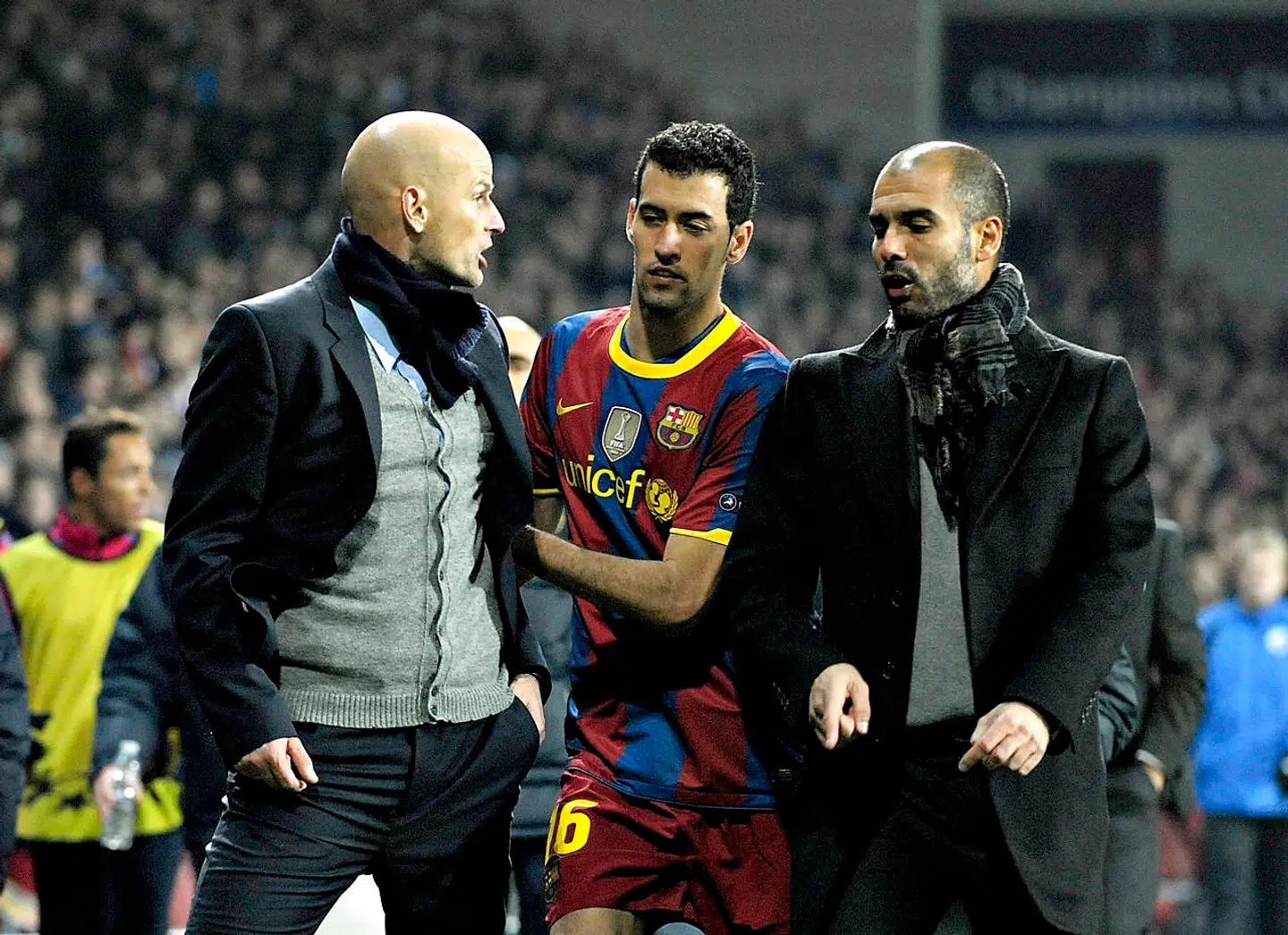 Sergio Busquets forsøger at skille Ståle Solbakken og Pep Guardiola ad.