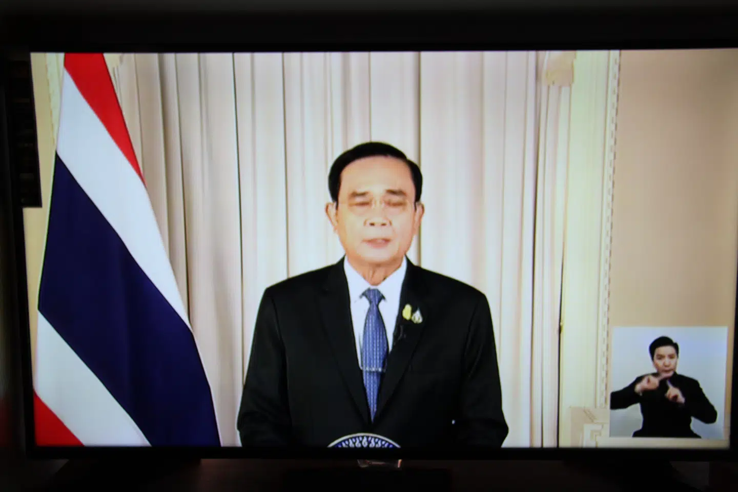Thailands premierminister Prayut Chan-o-cha holder en tv-tale og introducerer undtagelsestilstande i landet i sidste uge.