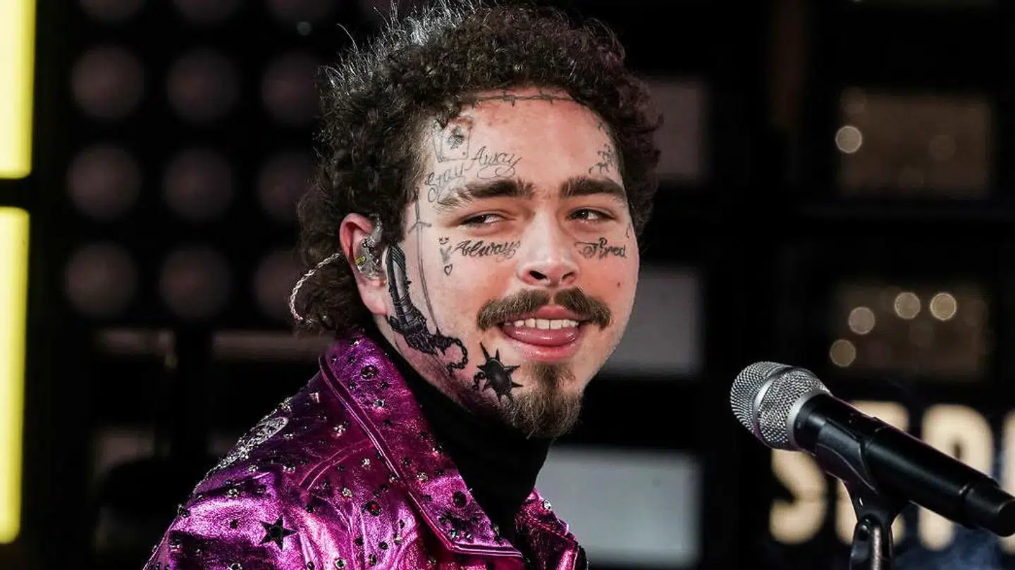 Post Malone optrådte nytårsaften 2019 på Times Square i New York. Her med de seneste tatoveringer.