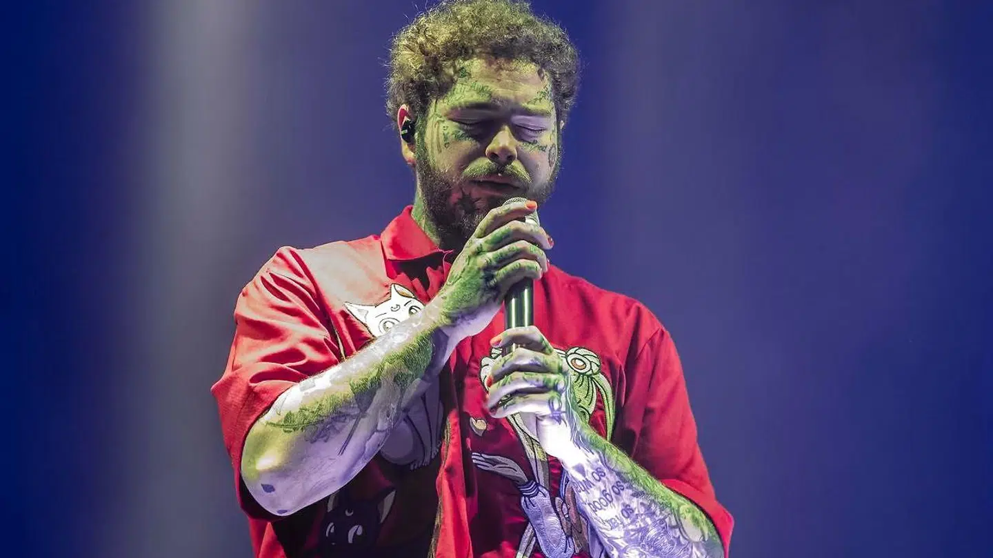 Også rapperens arme er nærmest sorte af blæk-motiver. Her fotograferet i marts 2020.