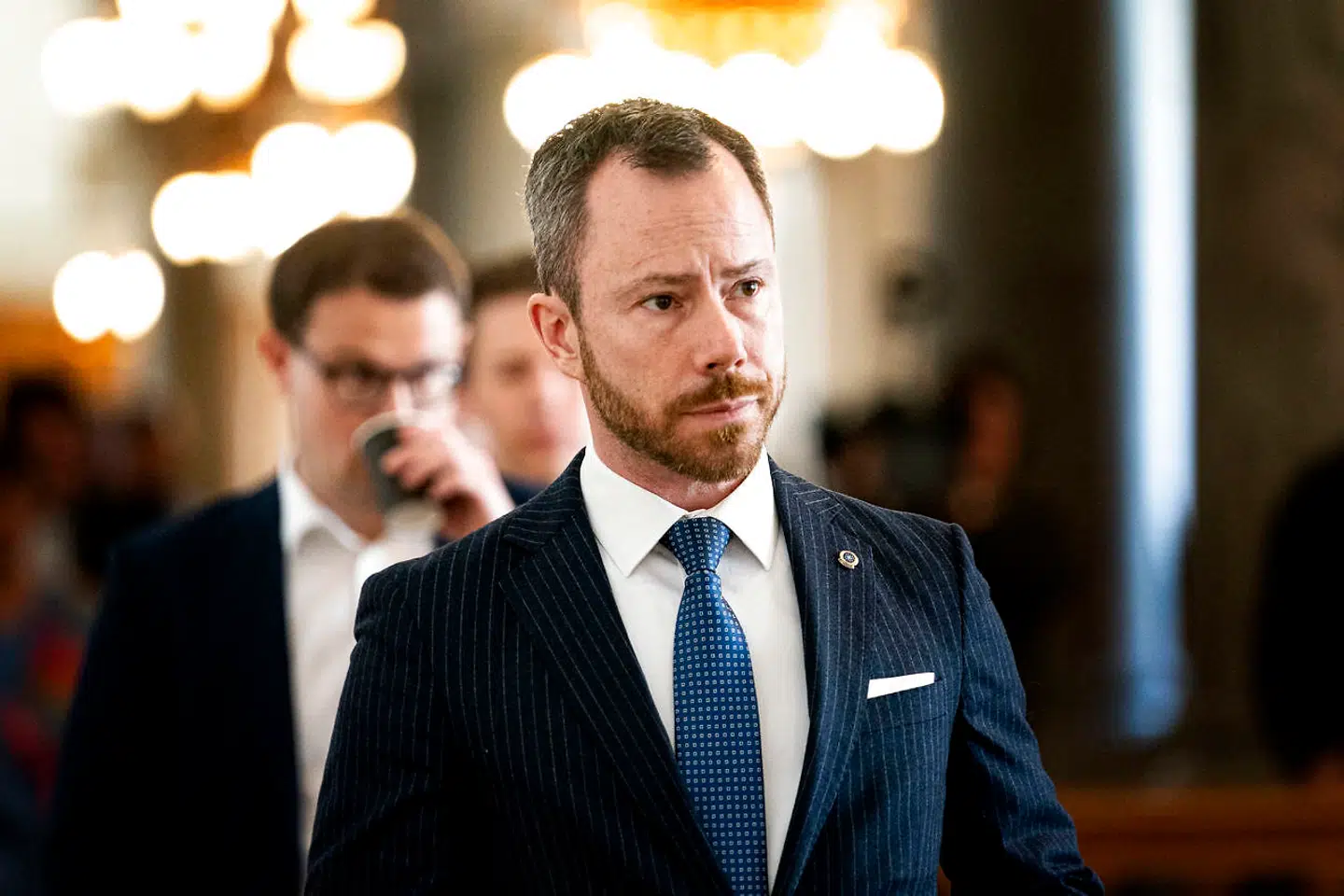 Jakob Ellemann-Jensen. MF'ere står i kø i Vandrehallen på Christiansborg, foran Folketingssalen, ved afstemning om COVID-19 hastelovgivning, torsdag den 26. marts 2020.. (Foto: Ida Guldbæk Arentsen/Ritzau Scanpix)
