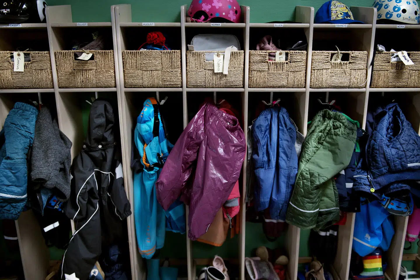 Daginstitutioner skal undgå, at børnene bliver afleveret af deres forældre samtidig - det kan de ved at indføre intervaller, skriver Sundhedsstyrelsen i en ny anbefaling. (Arkivfoto) Liselotte Sabroe/Ritzau Scanpix