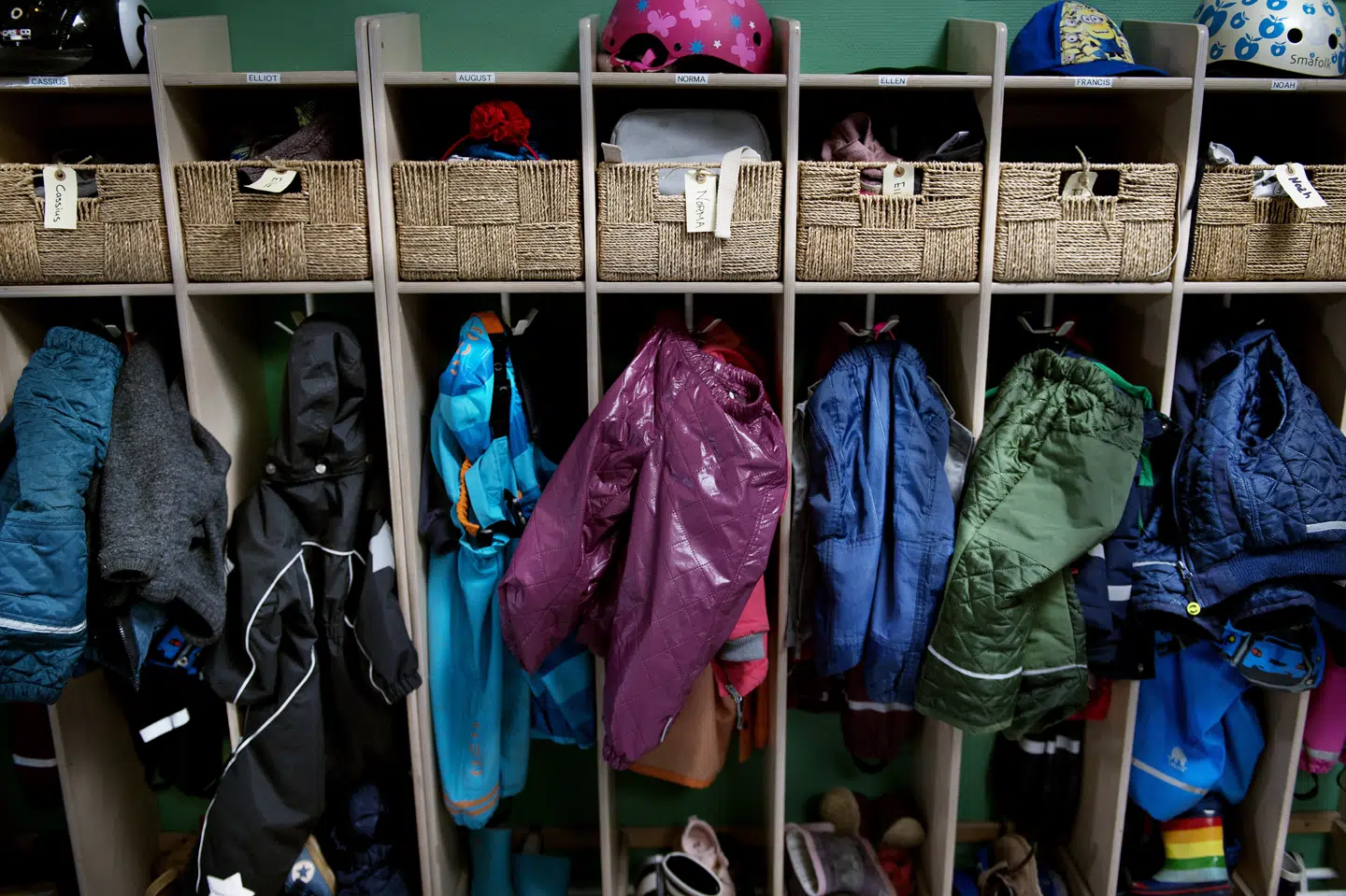 Daginstitutioner skal undgå, at børnene bliver afleveret af deres forældre samtidig - det kan de ved at indføre intervaller, skriver Sundhedsstyrelsen i en ny anbefaling. (Arkivfoto) Liselotte Sabroe/Ritzau Scanpix