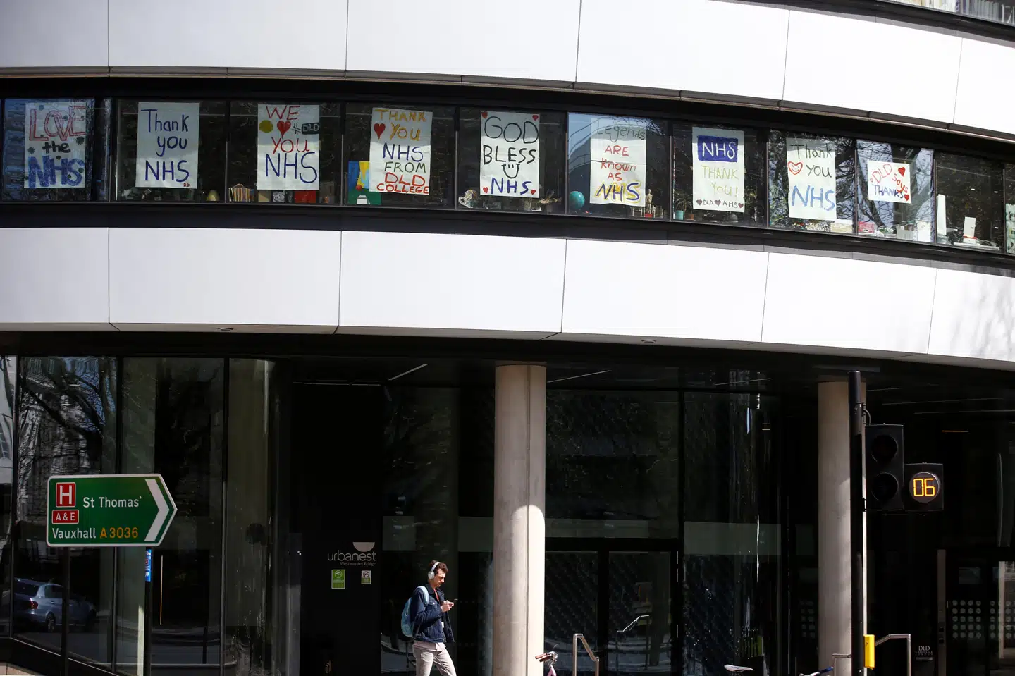 Vinduerne på en bygning tæt på St. Thomas Hospital i London er præget af hyldestbeskeder til NHS, der er det britiske sundhedsvæsen. Det er på St. Thomas, at Boris Johnson er indlagt. Henry Nicholls/Reuters