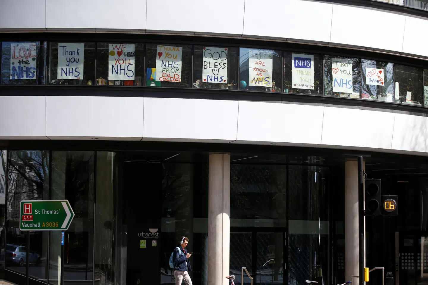 Vinduerne på en bygning tæt på St. Thomas Hospital i London er præget af hyldestbeskeder til NHS, der er det britiske sundhedsvæsen. Det er på St. Thomas, at Boris Johnson er indlagt. Henry Nicholls/Reuters