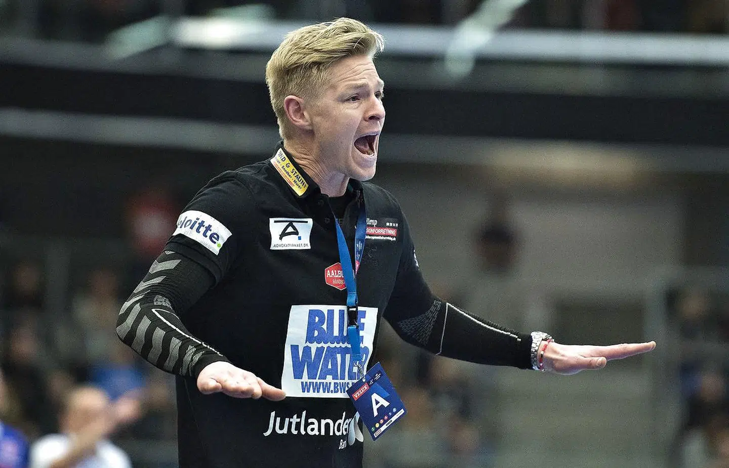 Jesper Jensens Esbjerg-hold bliver kåret til dansk mester i kvindernes liga, da vestjyderne lå nummer et, da al spil blev suspenderet.