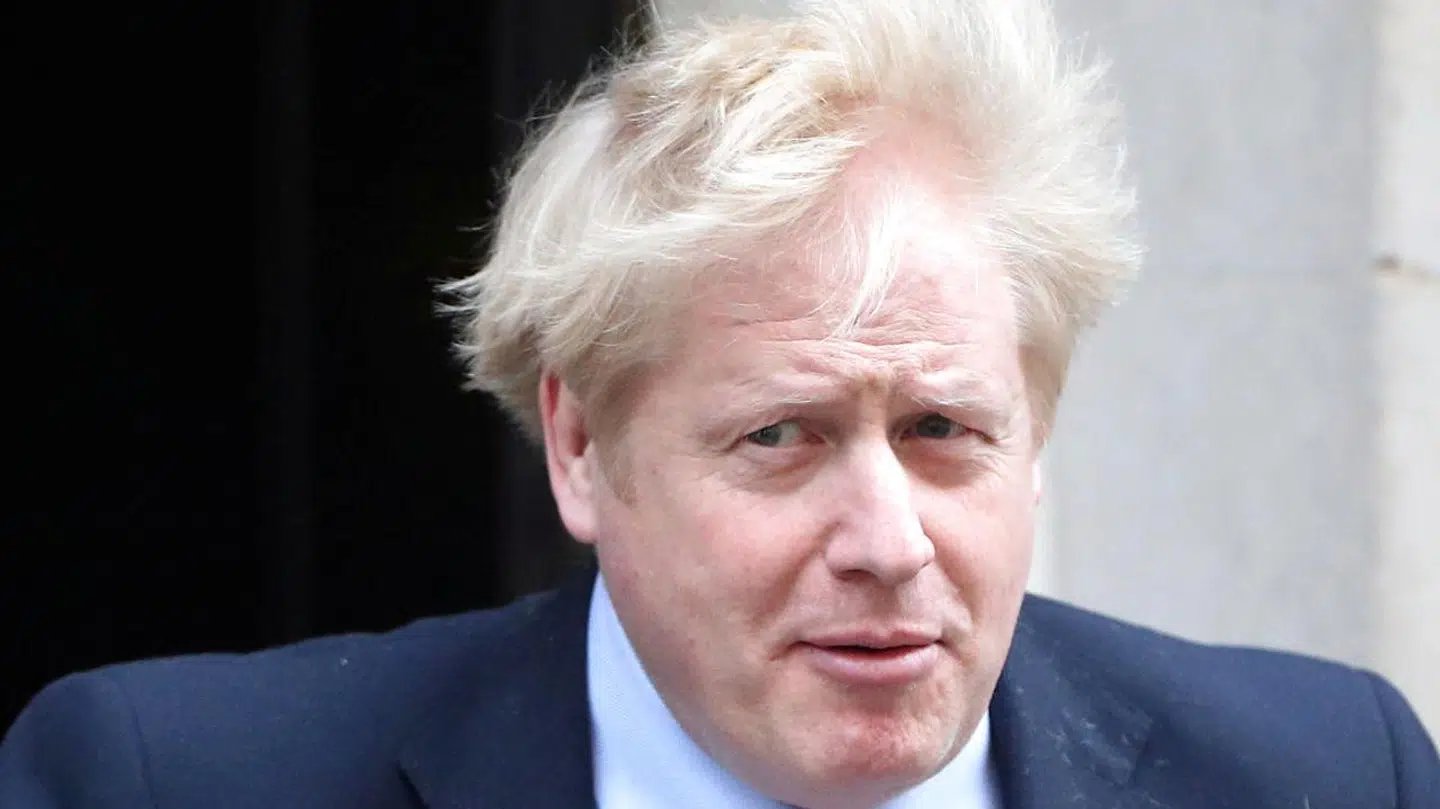 Boris Johnson fotograferet foran Downing Street i London 25. marts.