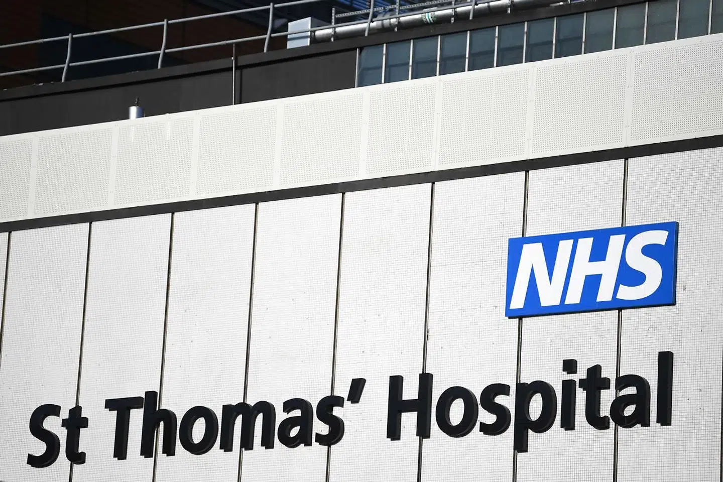Det er her på St Thomas' hospital i det centrale London, at Boris Johnson i øjeblikket ligger på intensiv.