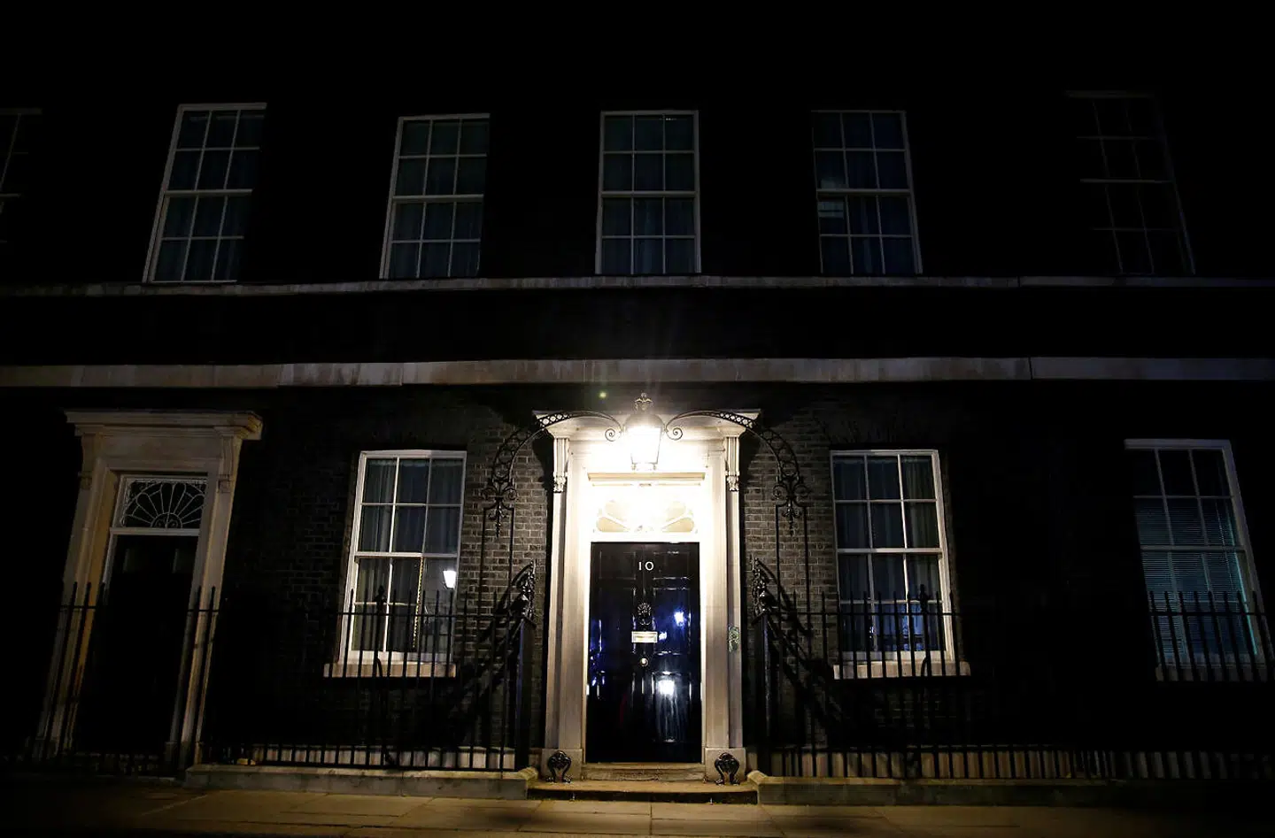 Downing Street nummer 10 fotograferet mandag aften, da det kom frem, at Boris Johnson var indlagt på intensiv.