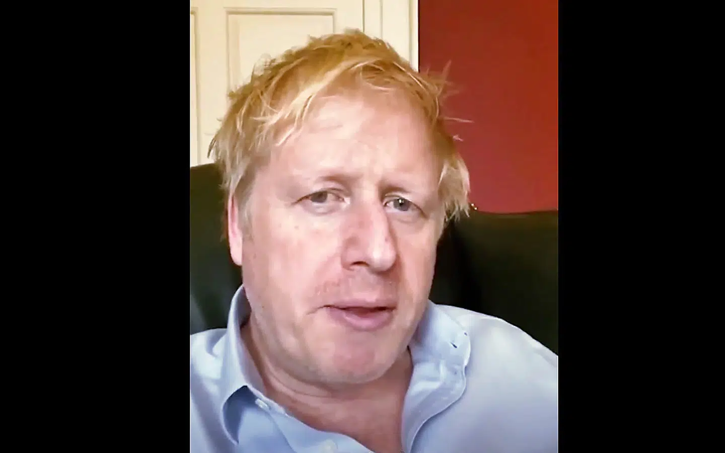 Boris Johnson fotograferet i Downing Street 3. april, hvor han gav en status på sin situation.