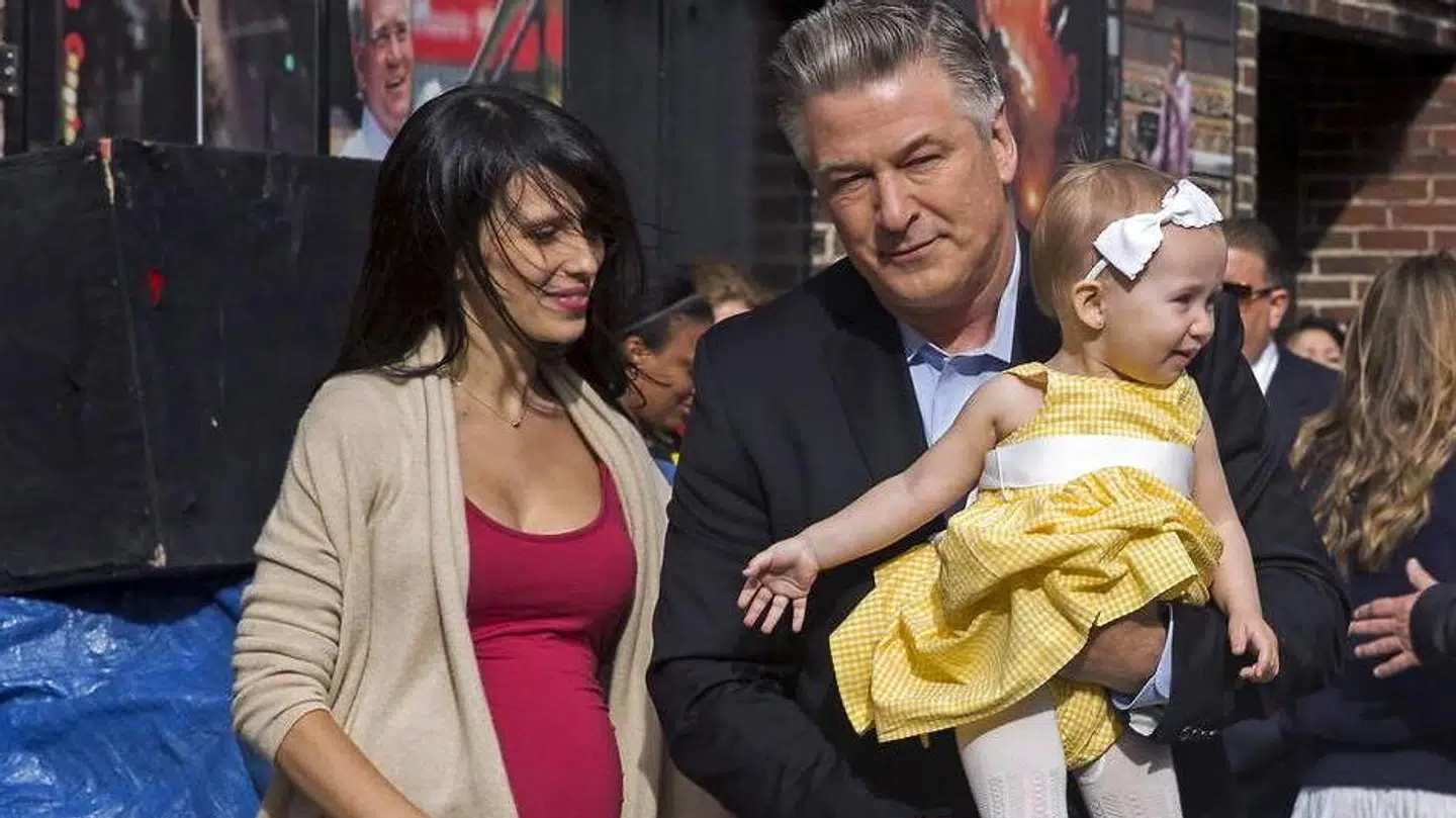 Alec og Hilaria Baldwin med datteren Carmen i 2015.