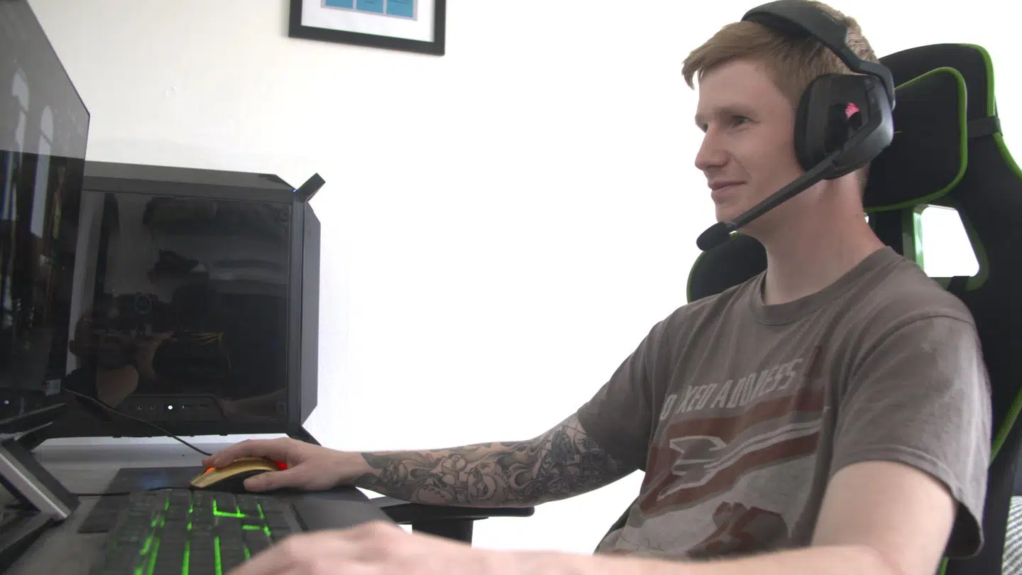 25-årige Anders elsker computerspil. Både at spille selv og se andre spille. Men det er en dyr hobby.