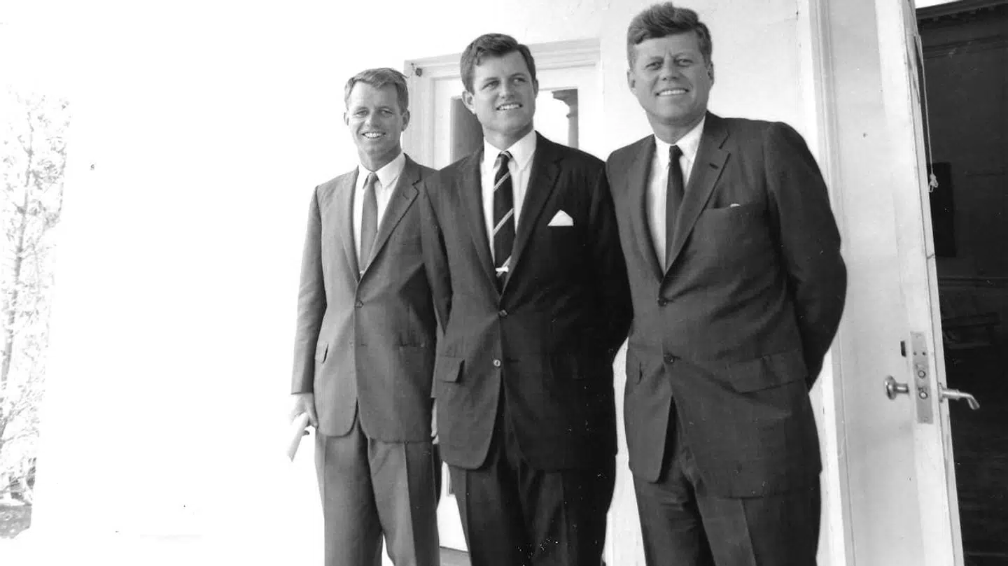 Tidligere præsident John F. Kennedy (højre) med sine to brødre Robert F. Kennedy (venstre) og Edward Kennedy i Det Hvide Hus i 1963.