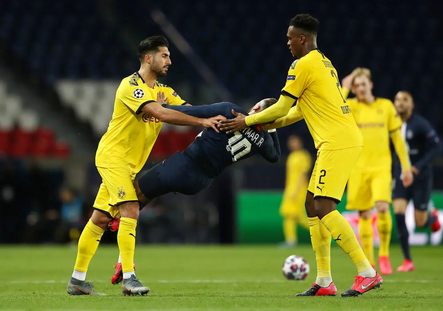 Emre Can fra Borussia Dortmund har fået nok af Neymars provokationer og skubber til PSG-spilleren, som overdrev faldet. Det kostede Can et rødt kort i ottendedelsfinalen mod PSG.