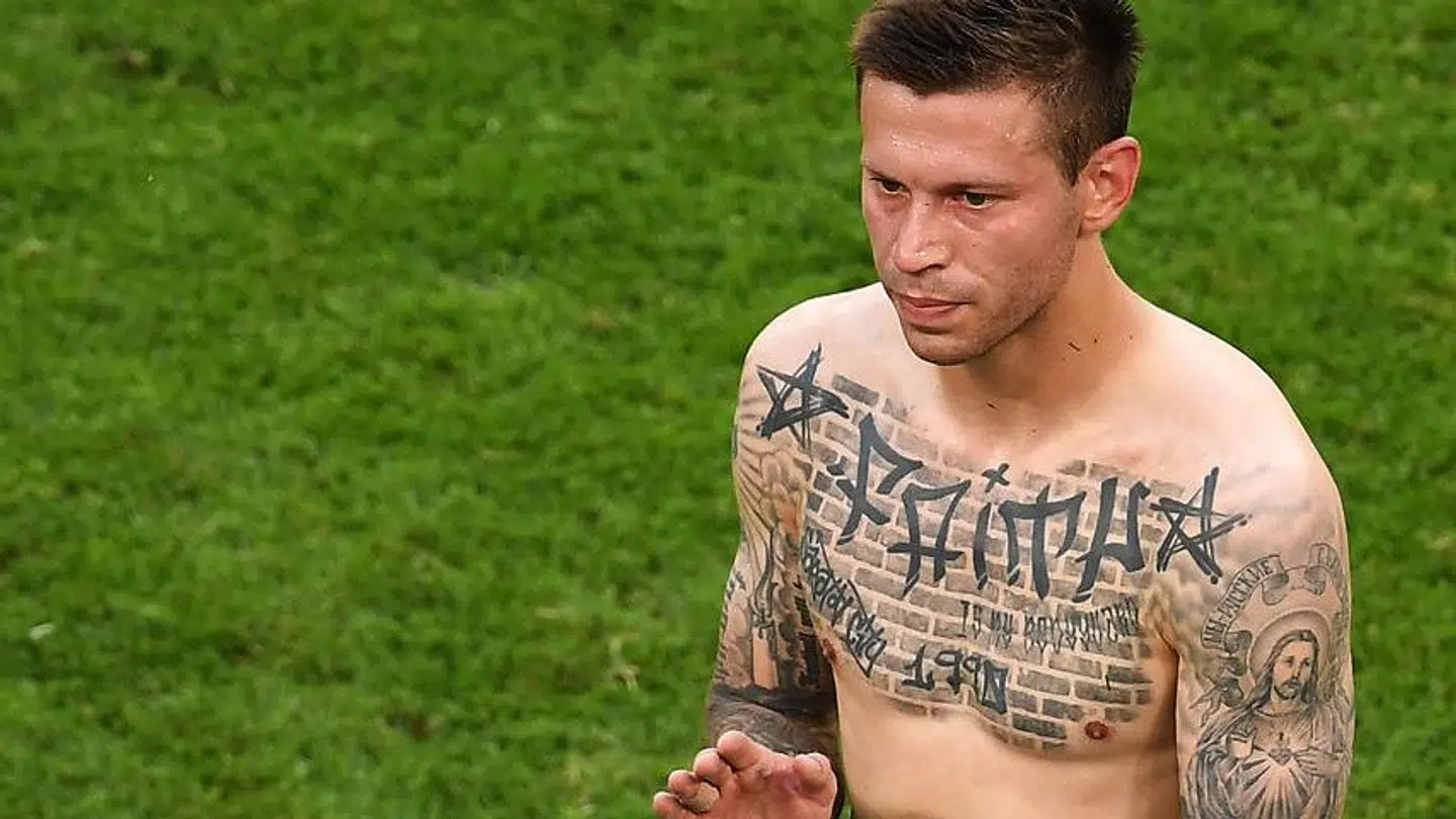 'Tro', står der tværs hen over Fedor Smolovs bryst. Det får han brug for nu.