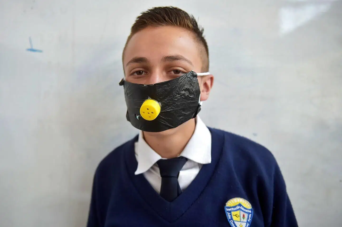 En colombiansk studerende har lavet sit eget mundbind som en protest mod, at der er mangel på ansigtsmasker og mundbind på apotekerne i Colombia. AFP.