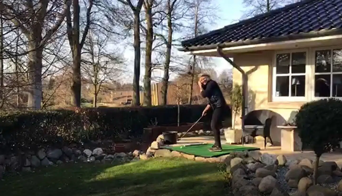 Anne Laxholm spiller golf i haven.