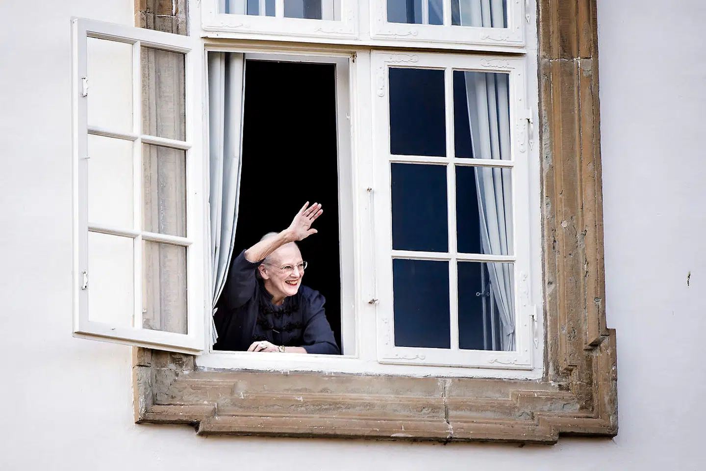 Der er tradition for, at dronning Margrethe stikker hovedet ud og vinker til de mange fremmødte, når hun vækkes med fødselsdagssang. Som her, da hun fyldte 78.