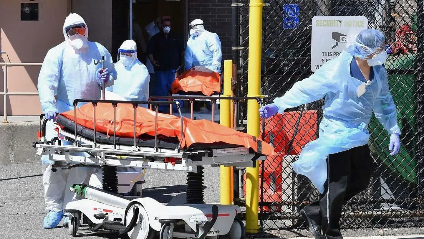 Afdøde bliver fjernet fra et hospital i New York-bydelen Brooklyn af sundhedshedspersonale. Coronavirus har ramt byen hårdt.