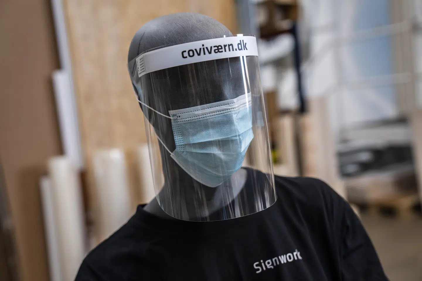 Skiltevirksomheden Signwork har omstillet produktionen, så den nu i stedet laver værnemidler til blandt andet Region Hovedstaden. Martin Sylvest/Ritzau Scanpix