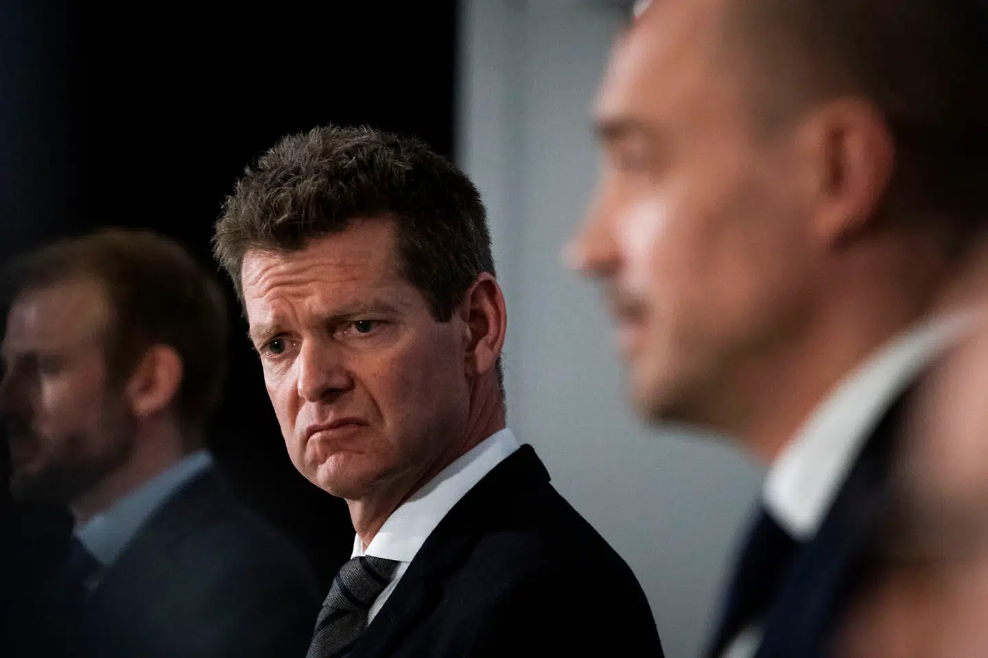 Søren Brostrøm, direktør i Sundhedsstyrelsen, lytter til sundheds- og ældreminister Magnus Heunicke under et af de utallige pressemøder, de sammen har afholdt under coronakrisen.