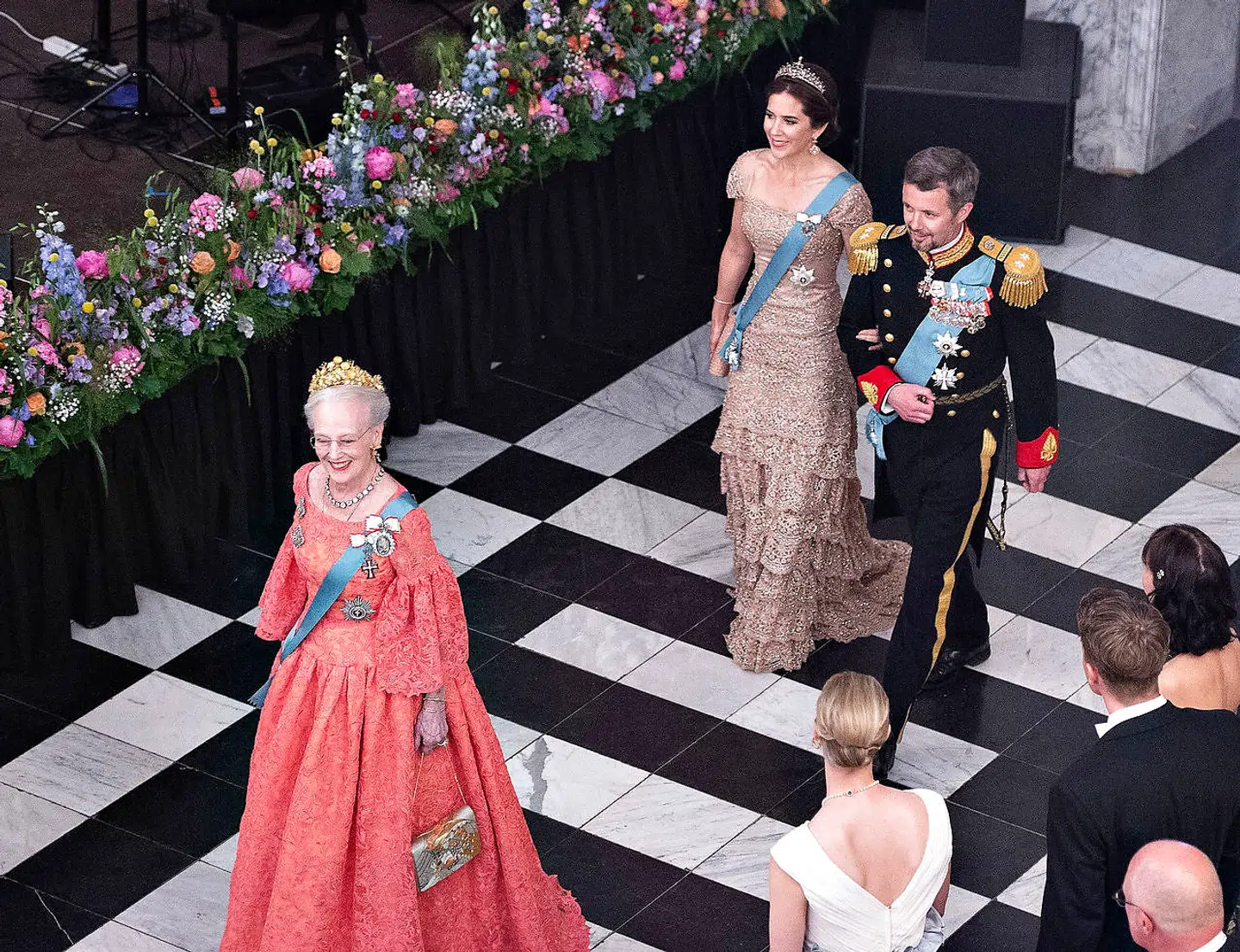 Kongehusets medlemmer lever for tiden et adskilt liv. Mens dronningen bor på Fredensborg for tiden, holder kronprinsparret og prins Joachim og prinsesse Marie til på Amalienborg i deres respektive boliger.