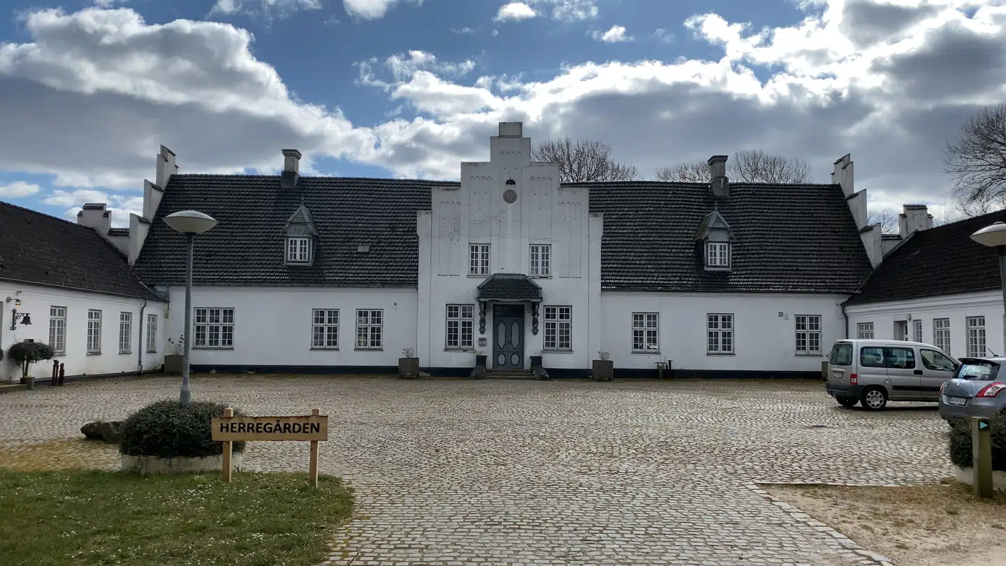 I 1960'erne blev den gamle herregård højskole, som den har været siden.