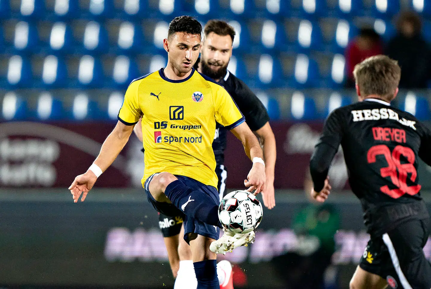 I skrivende stund ligger Edgar Babayan (i gult) og Hobro nummer 12 i Superligaen.