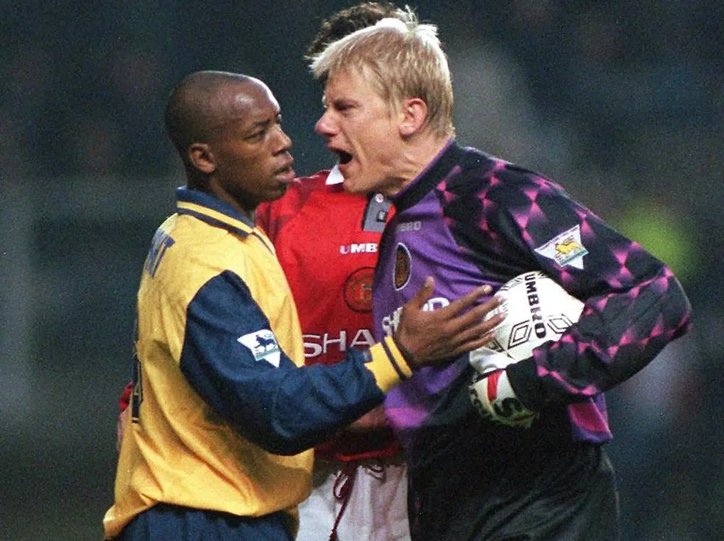 Peter Schmeichel råber ad Ian Wright efter den famøse stempling i 1997.