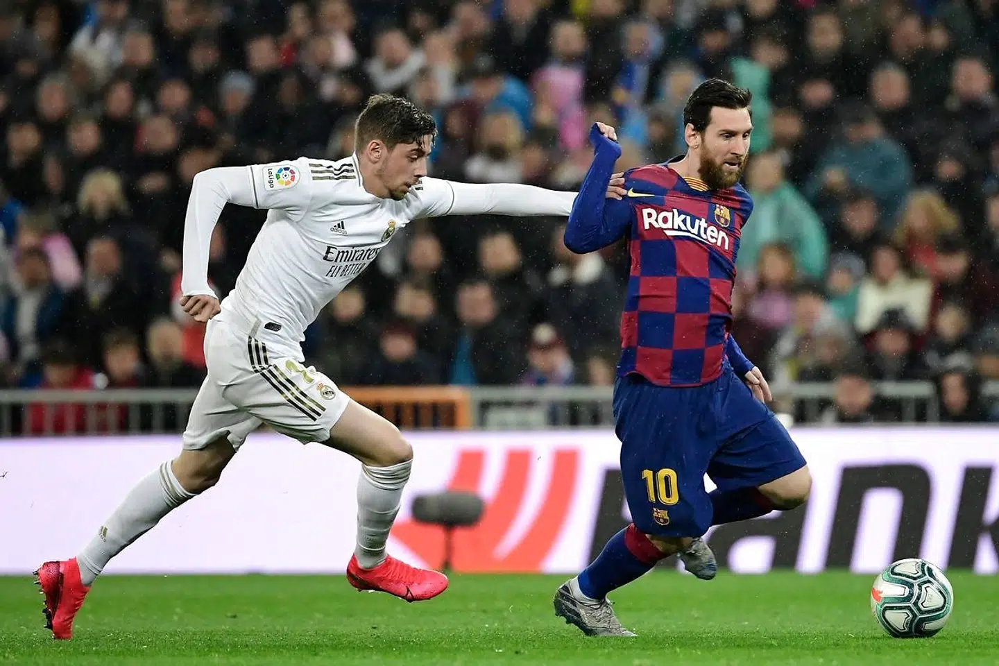Federico Valverde i duel med Barcelona-stjernen Lionel Messi.