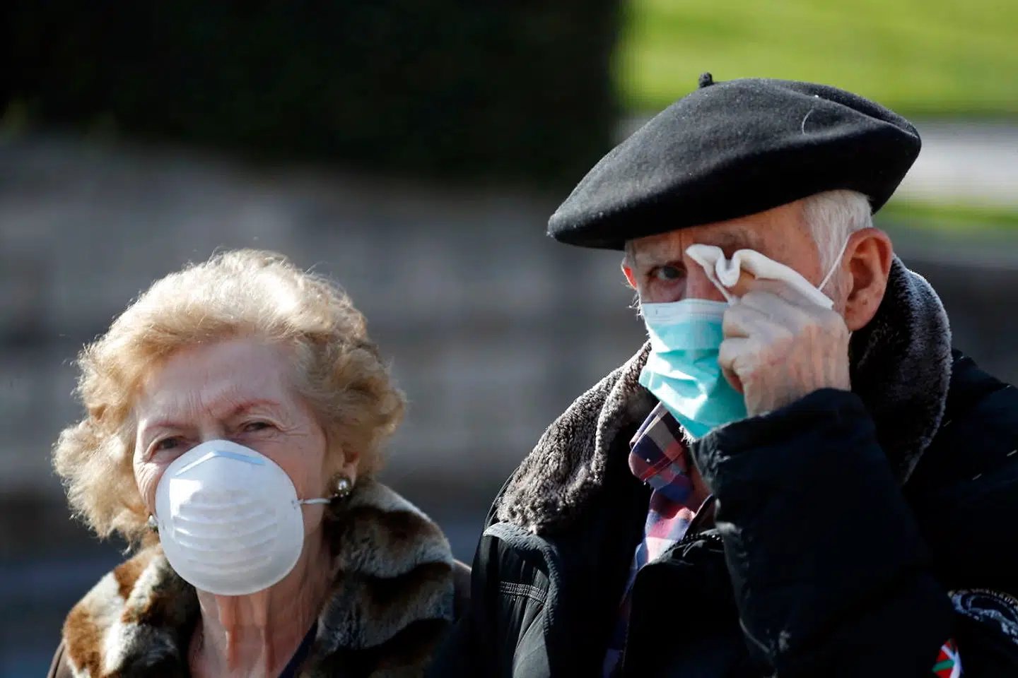 Alle kan være smittespredere, på trods af at de ikke har symptomer. Det skal mundbindene, ifølge amerikanske myndigheder, være med til at mindske.