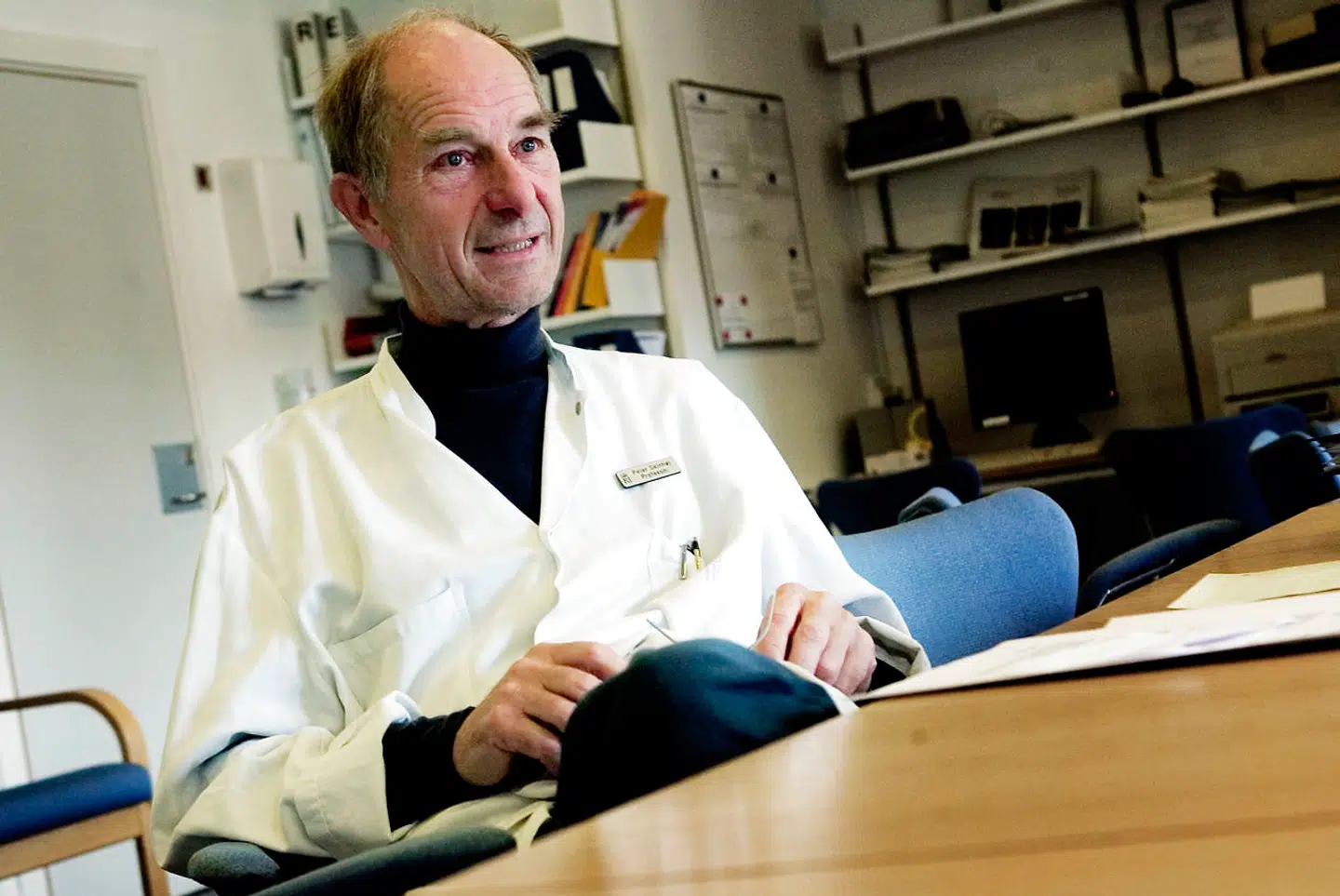 Takt, tone og smitterisiko. Peter Skinhøj, professor emeritus og tidligere ledende overlæge, minder om, at vi gerne må minde hinanden om rådene mod smitte.