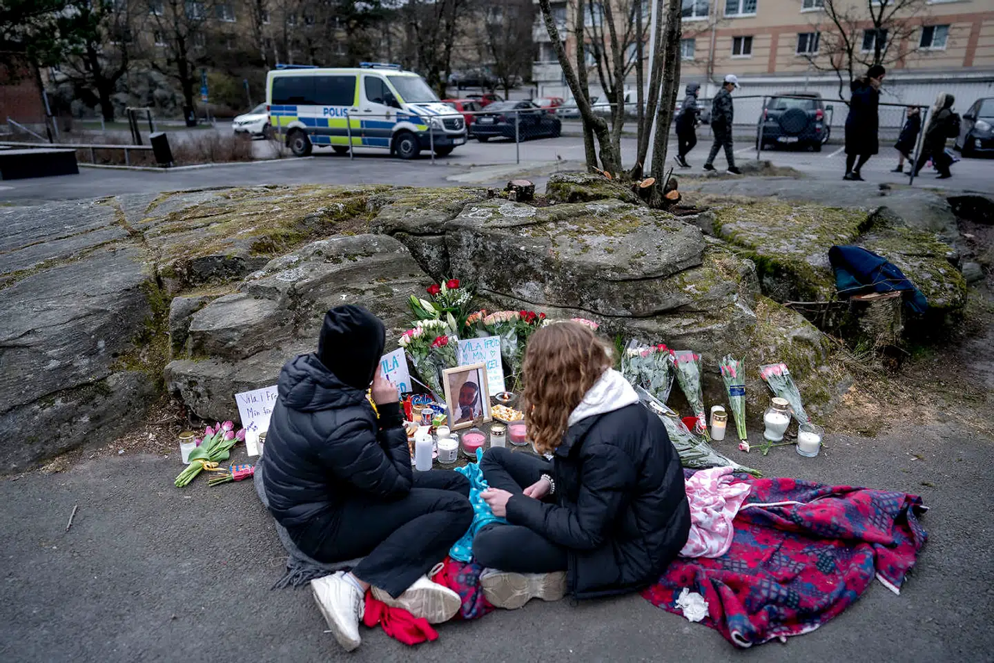De 350 elever på skolen ved Gøteborg sørger blandt andet ved den særlige mindeplads, som skolen har lavet nær gerningsstedet.