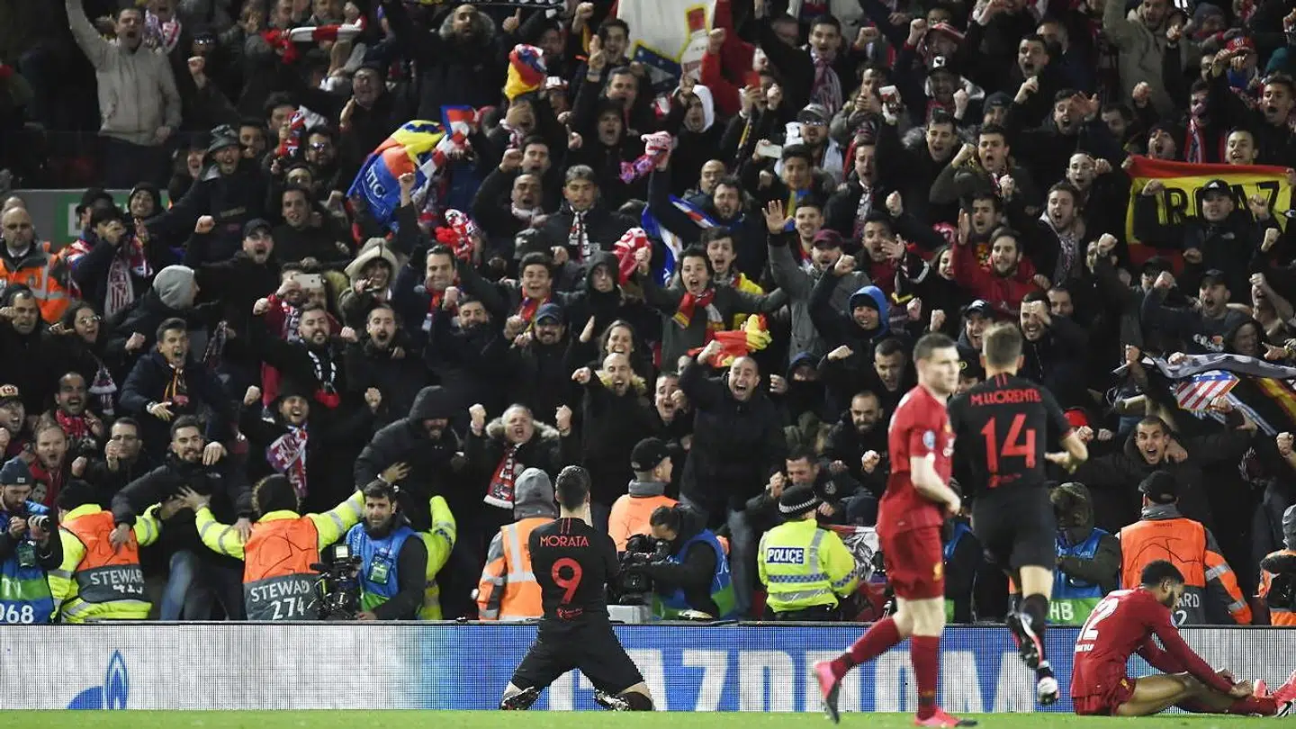 Alvaro Morata fejrer sit mål med de medrejsende fans fra Spanien. På dette tidpsunkt havde den spanske regering forbudt forsamlinger på mere end 1.000 personer. Kampen med spillet i Liverpool.
