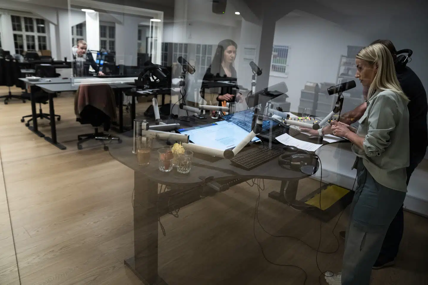 Becca Reyes, Cecilie Lange og Mikkel Bagger var i studiet på Radio Loud, den nye dab-kanal, der sendte sin første udsendelse lige efter midnat på åbningsdagen den 1. april 2020. Martin Sylvest/Ritzau Scanpix