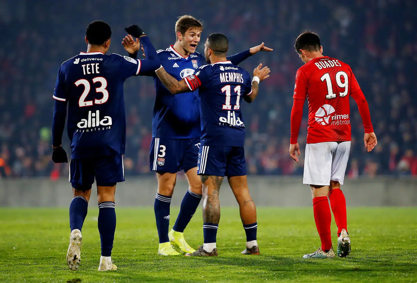 Memphis Depay jubler med danske Joachim Andersen (i midten).