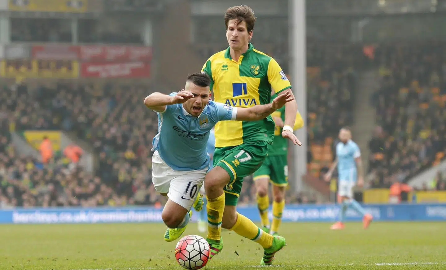 Timm Klose (th.) i duel med Manchester Citys Sergo Agüero.