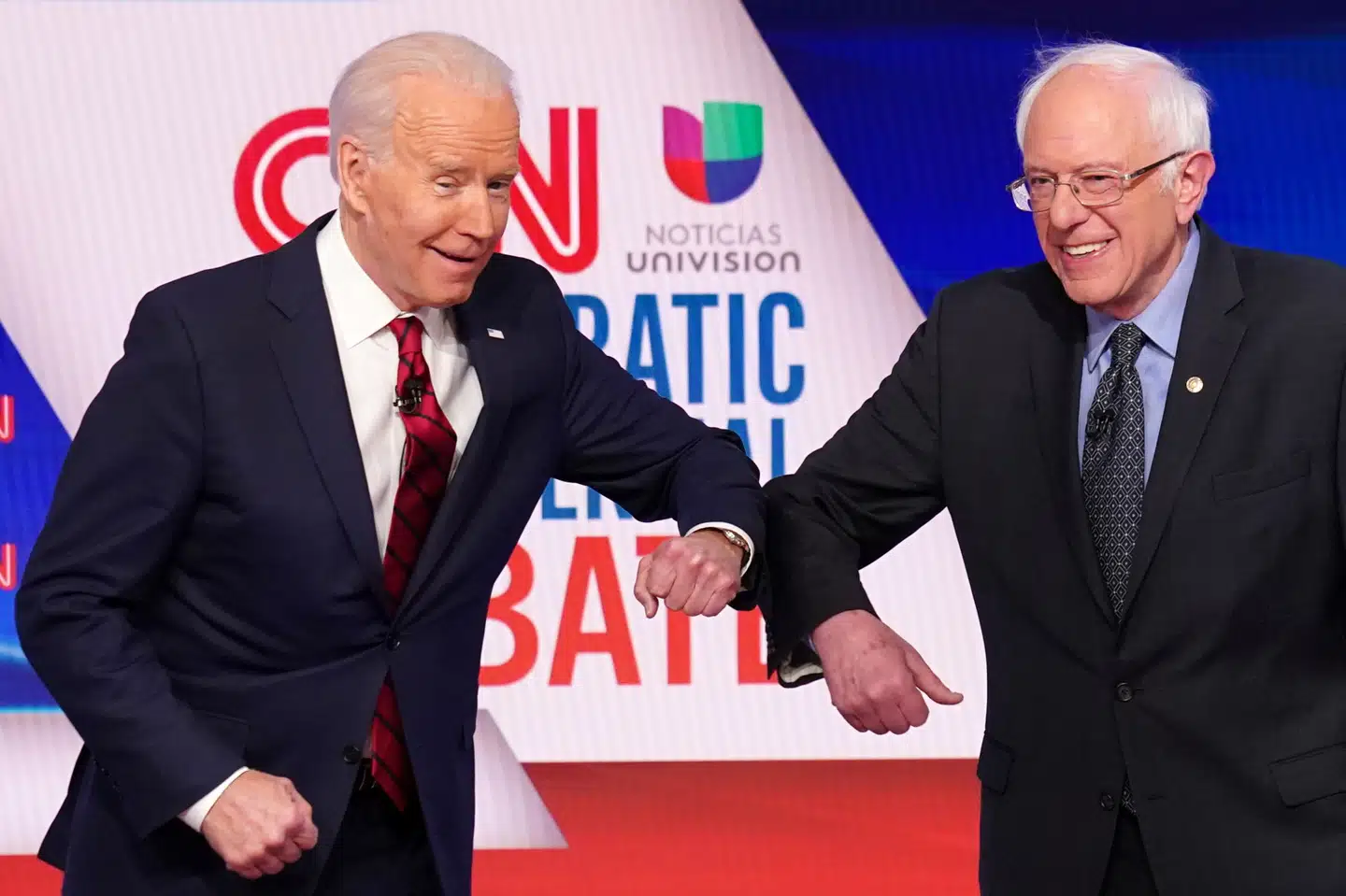 De to tilbageværende kandidater i kampen om at blive Demokraternes præsidentkandidat, Joe Bieden (til venstre) og Bernie Sanders (til højre), hilste med albuen for at mindske risikoen for smittespredning, da de 15. marts mødtes til en debat uden publikum. (Arkivfoto) Kevin Lamarque/Reuters