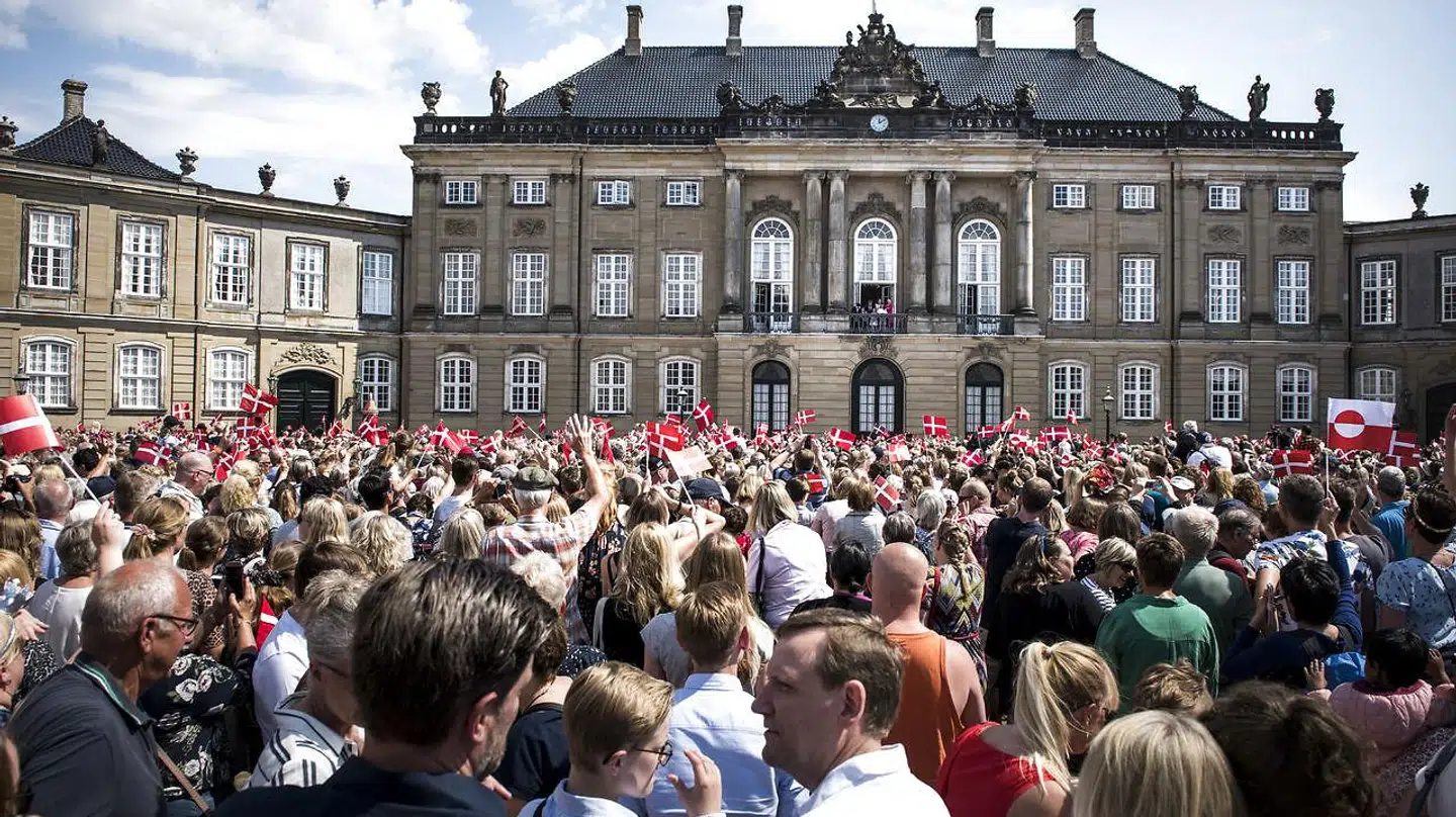 Pladsen ude foran Amalienborg kommer ikke til at være fyldt med danskere og tusindvis af flag, når Dronningen i år fylder 80 år. Det skyldes coronakrisen.