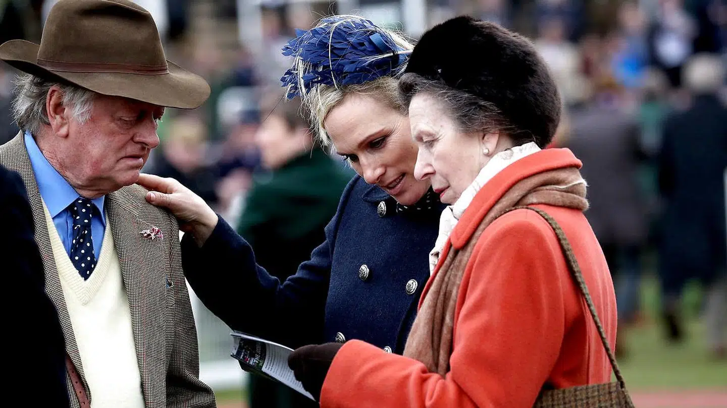 Andrew Parker Bowles ses her med prinsesse Anne og hendes datter, Zara Tindall, under festivalen.