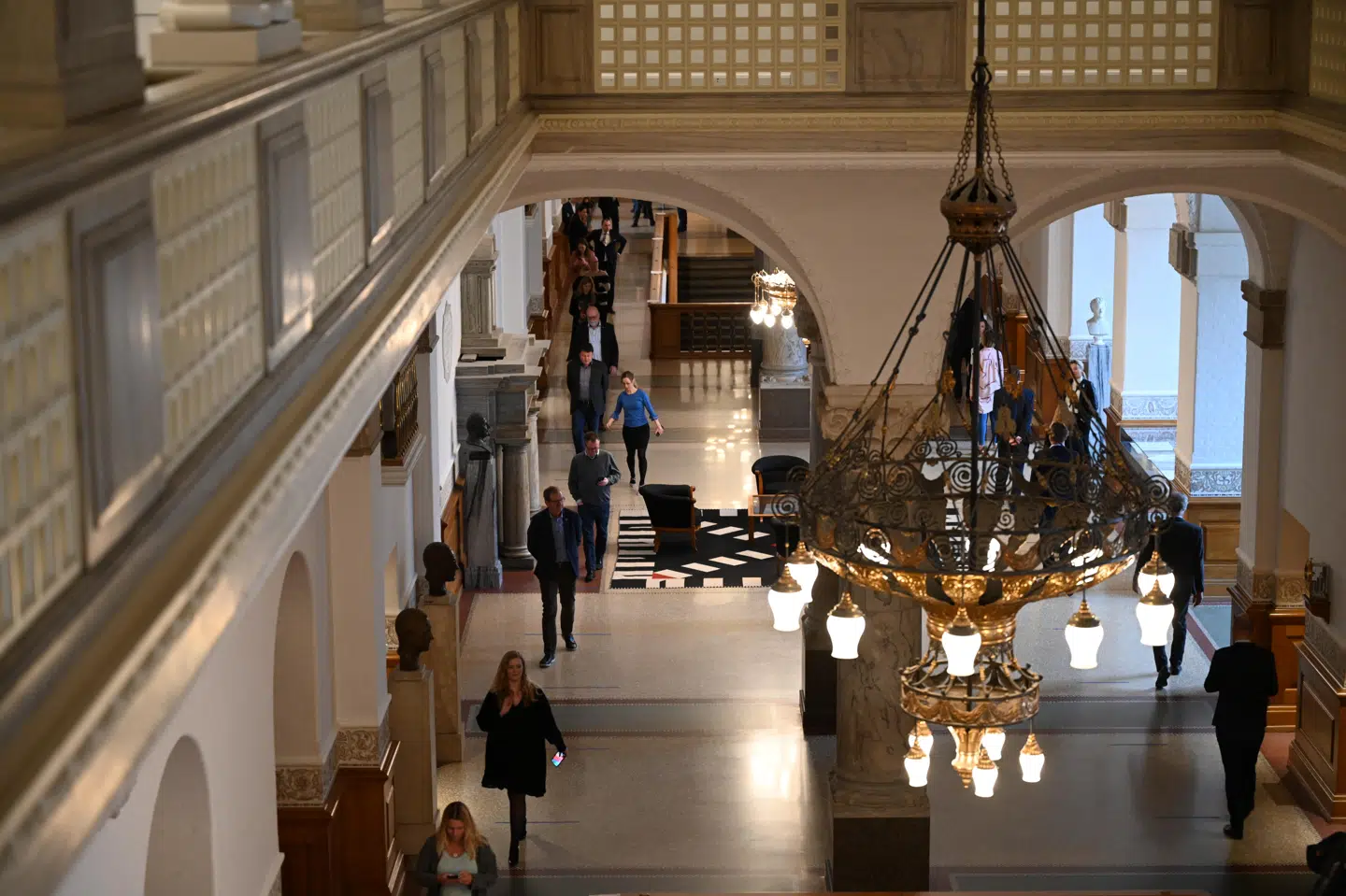 En efter en bevægede folketingspolitikerne sig torsdag ind i Folketingssalen for at stemme med behørig afstand på grund af risiko for coronasmitte. Philip Davali/Ritzau Scanpix