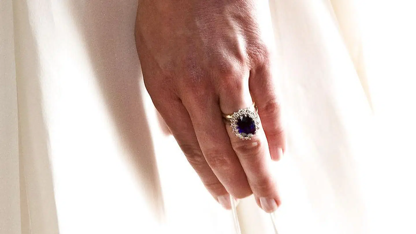 Her den store forlovelsesring, som hertuginde Kate normalt har på.