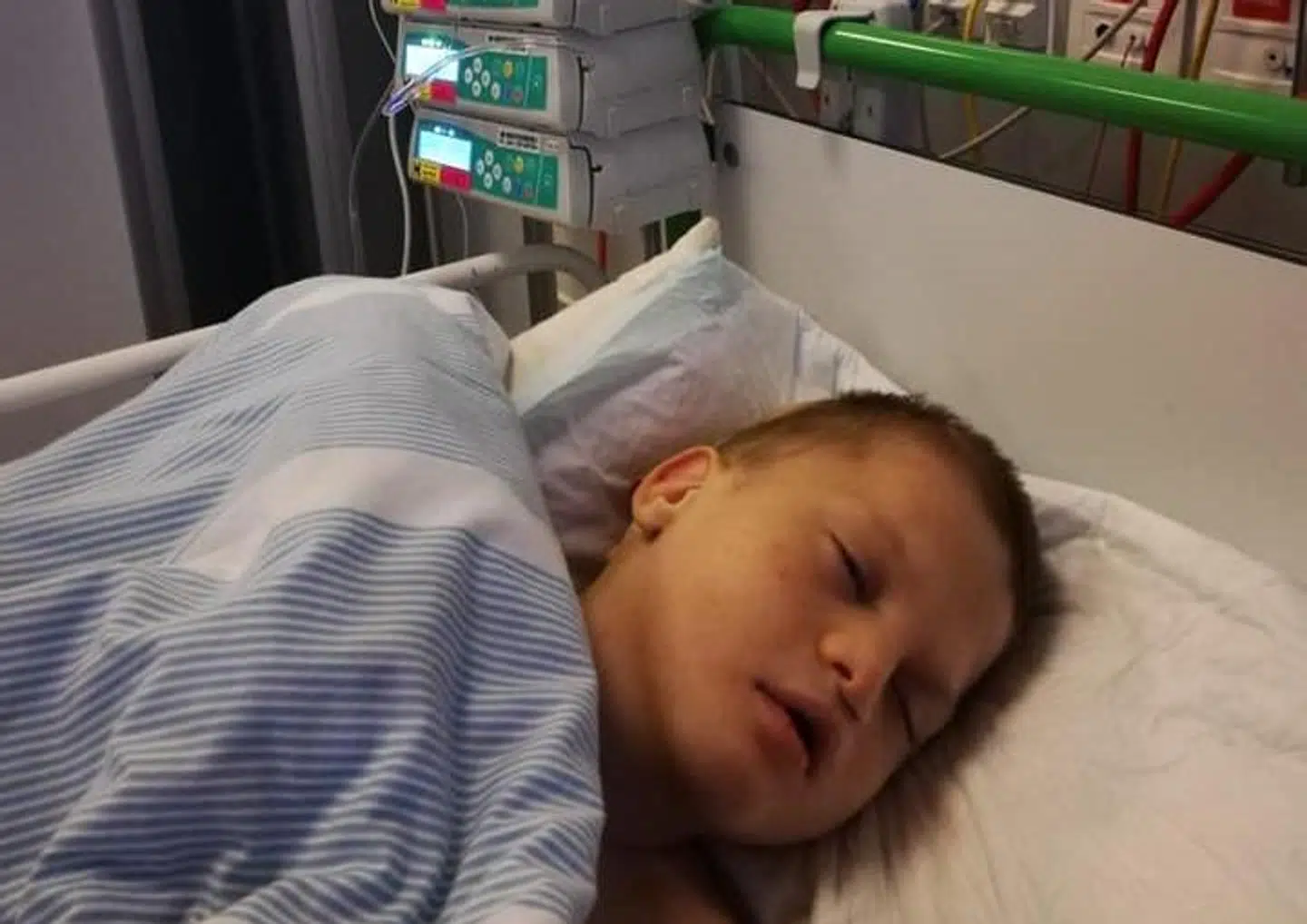 Niårige Mads har siden fredag har været indlagt på Rigshospitalets semi-intensive afdeling med voldsomme smerter.