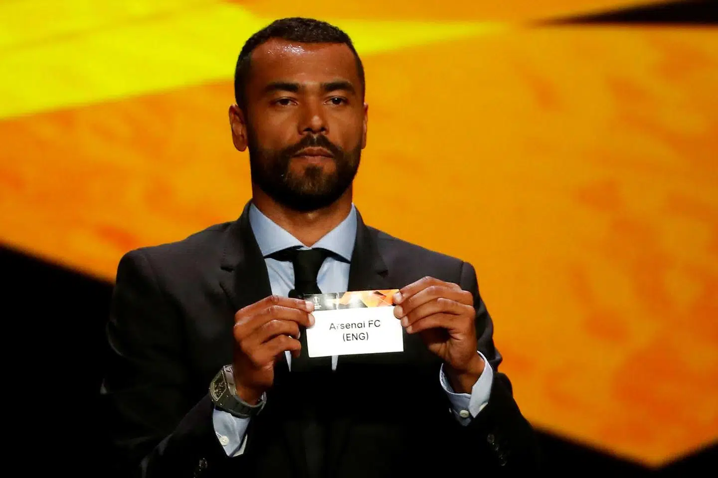Ashley Cole hjalp med lodtrækningen til Europa League i august 2019.
