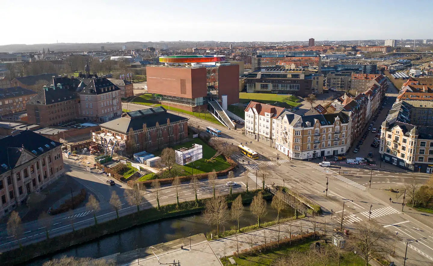 Kun to måneder efter de første rapporter om en mystisk virus i Kina begyndte at tikke ind, lå storbyer i hele verden øde. Her er det et luftfoto af Aarhus. (Foto: Mikkel Berg Pedersen/Ritzau Scanpix)