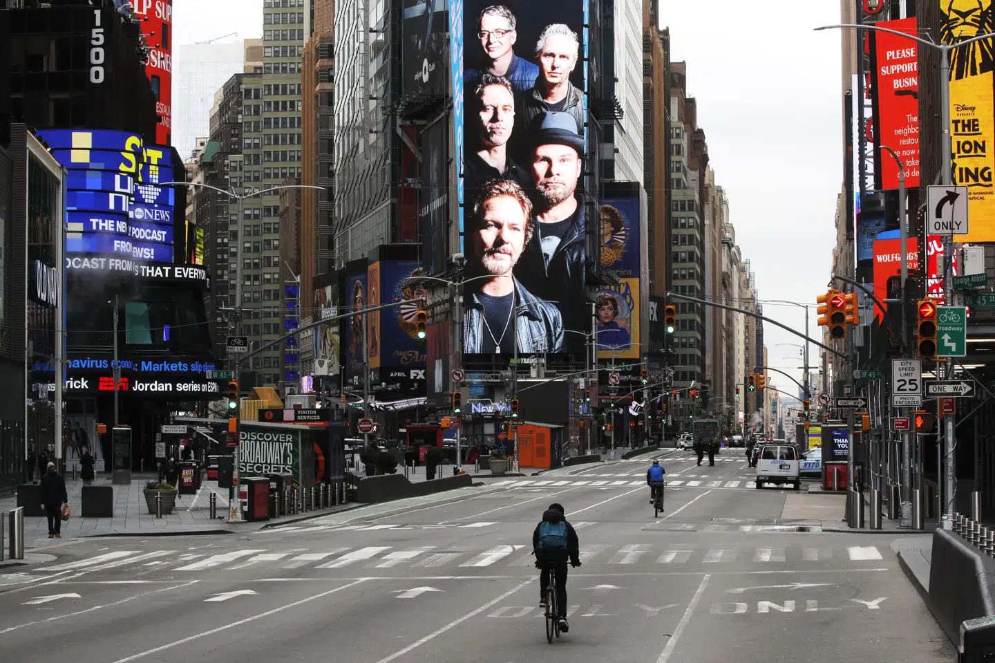 Et par cyklister krydser den stort set tomme Times Square i New York tirsdag. Brendan Mcdermid/Reuters